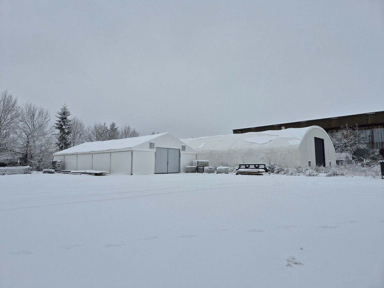 Jak tvar střechy ovlivňuje chování sněhu u montovaných hal?
