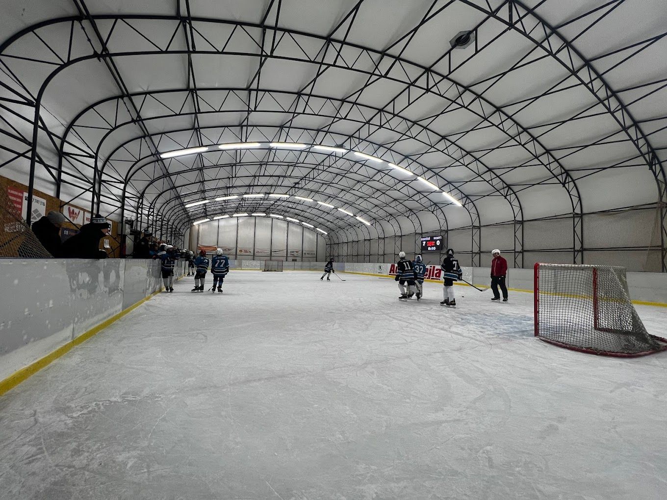 Zastřešení kluziště není sportovní hala – a je dobré to vědět