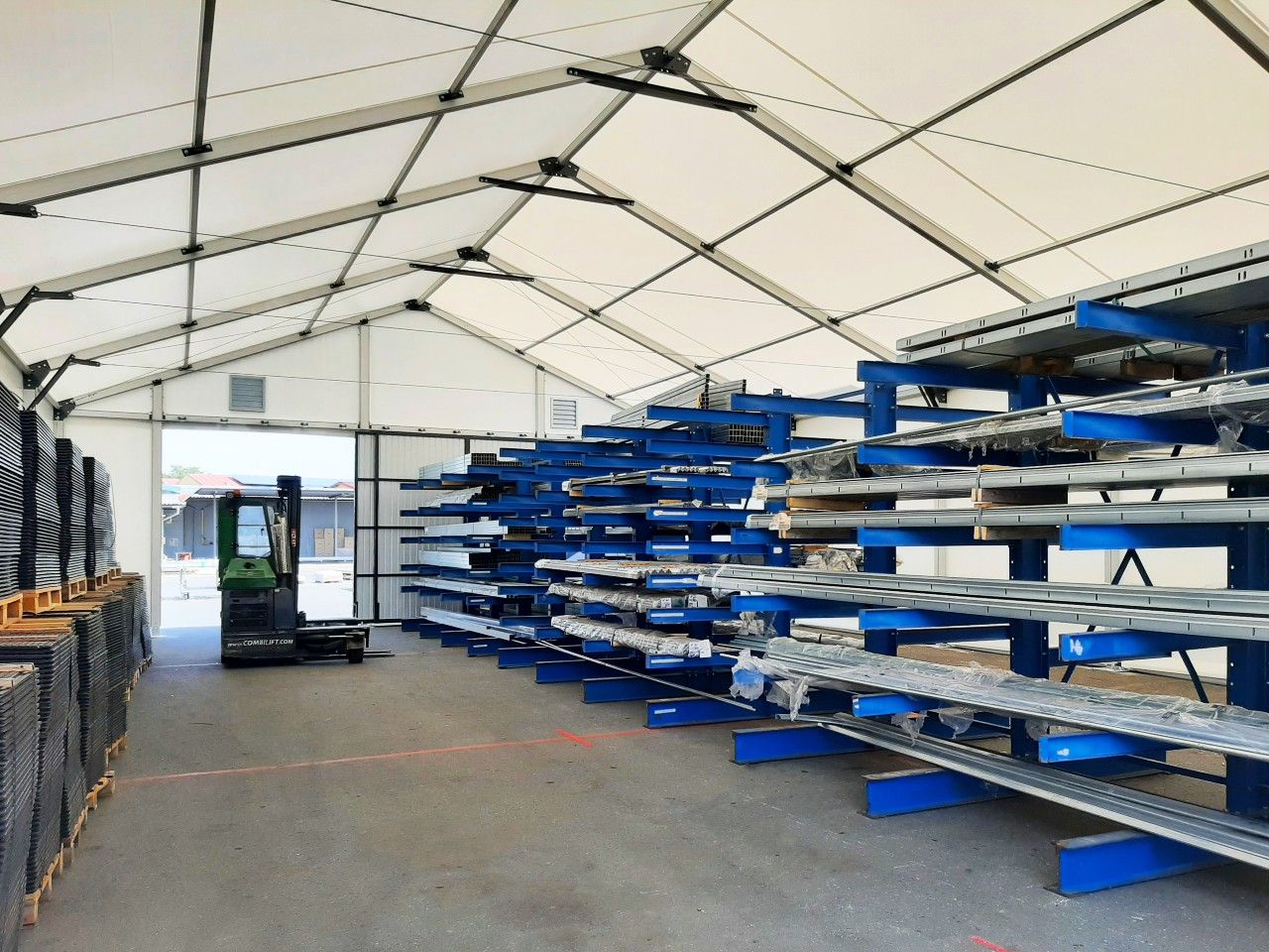 Eloxování hliníku – proč se používá u konstrukcí hal a jak funguje