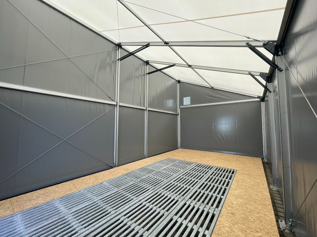 Stan s ocelovou podlahou – řešení pro skladování citlivého materiálu