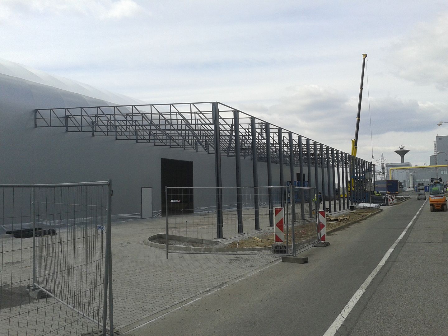 Zastřešení nakládky kamionů – detail, který výrazně zlepší logistiku ve firmě