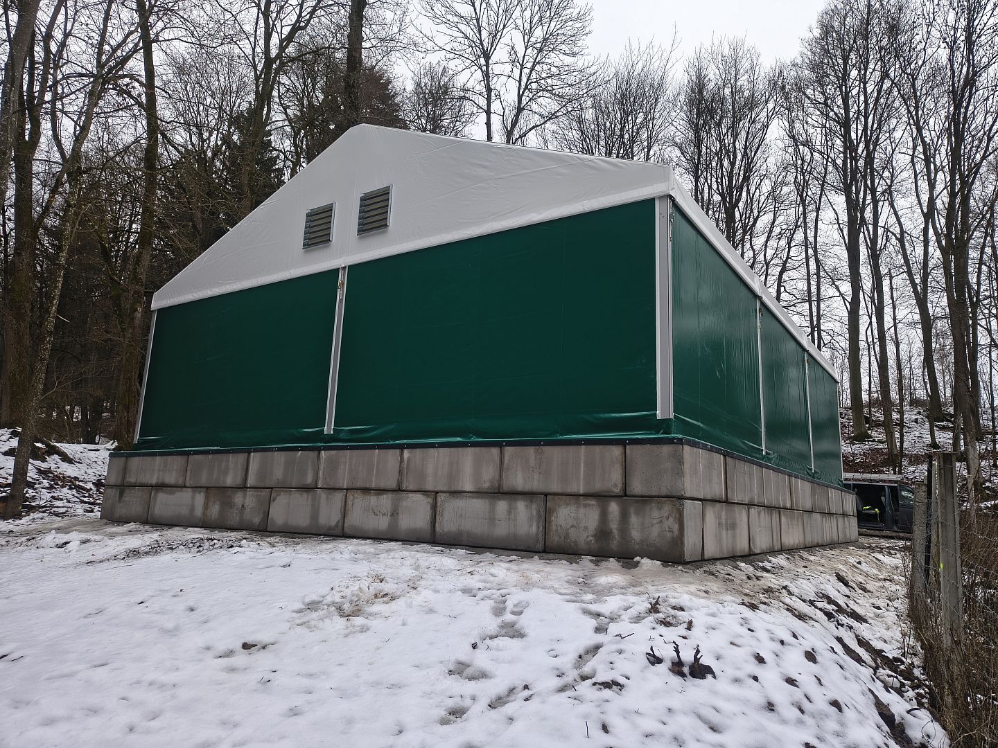 Betonové LEGO bloky v praxi – když se z kostek stává základ haly