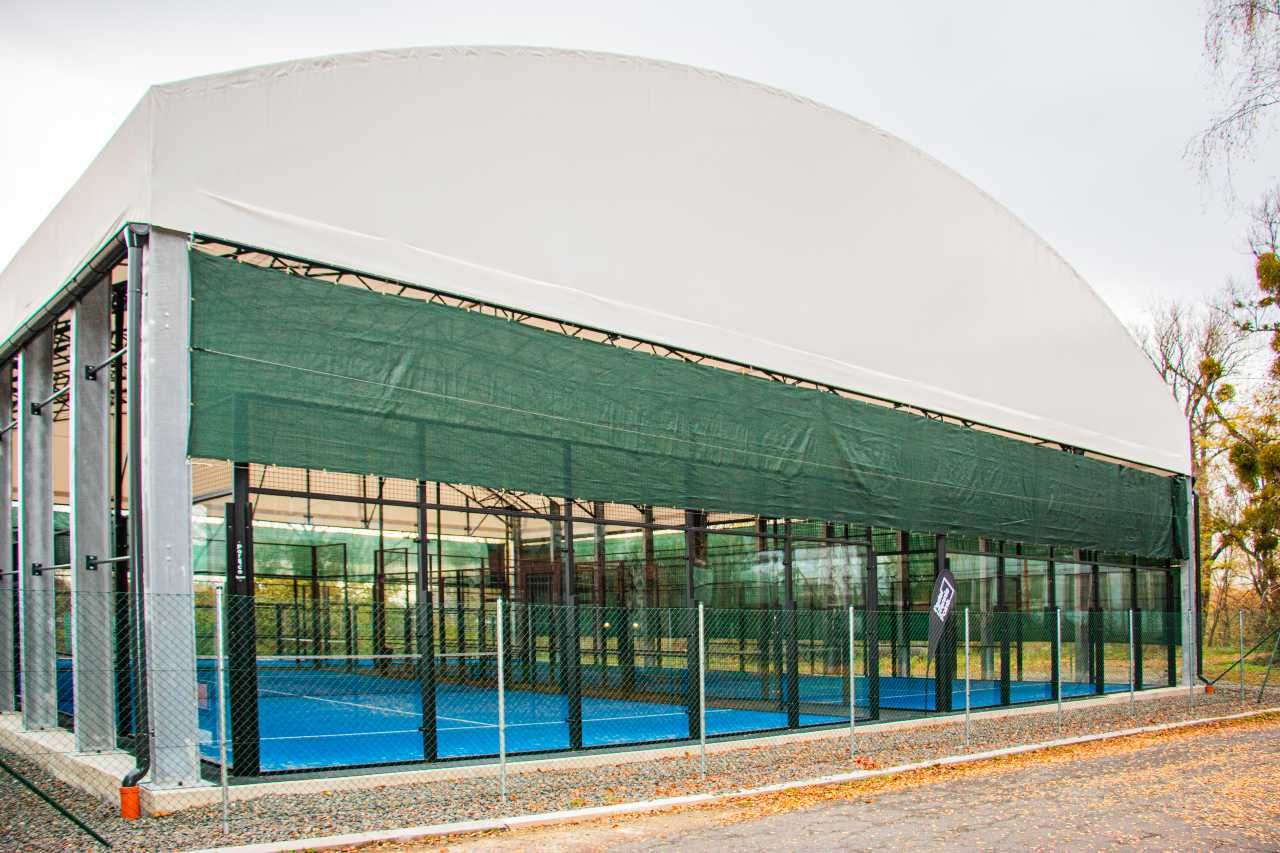 Padel kurty a jejich zastřešení – jak prodloužit sezónu a využít kurty naplno