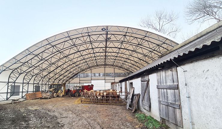 Využití plachtových hal jako zimních i celoročních úkrytů pro zemědělskou techniku