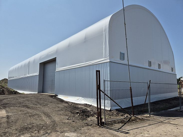 Kombinovaná hala (trapéz + plachta) – ideální řešení pro parkování zemědělské techniky