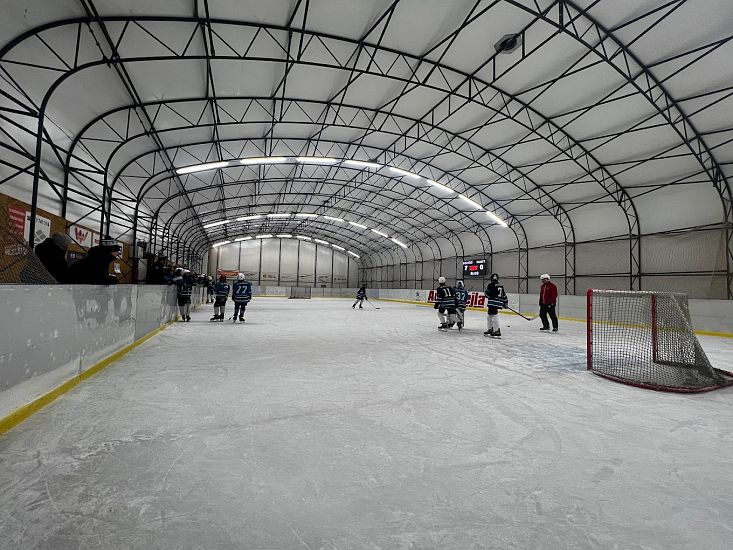 Zastřešení kluziště není sportovní hala – a je dobré to vědět