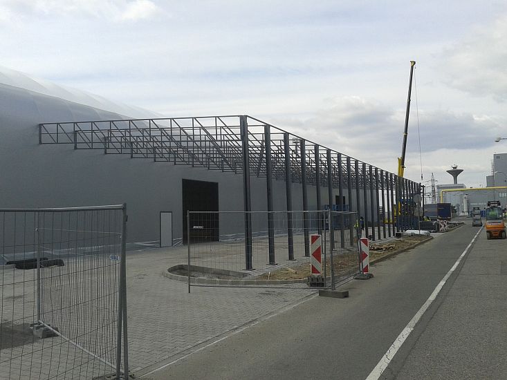 Zastřešení nakládky kamionů – detail, který výrazně zlepší logistiku ve firmě