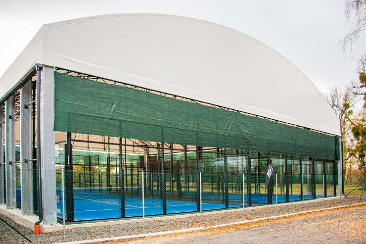 Padel kurty a jejich zastřešení – jak prodloužit sezónu a využít kurty naplno